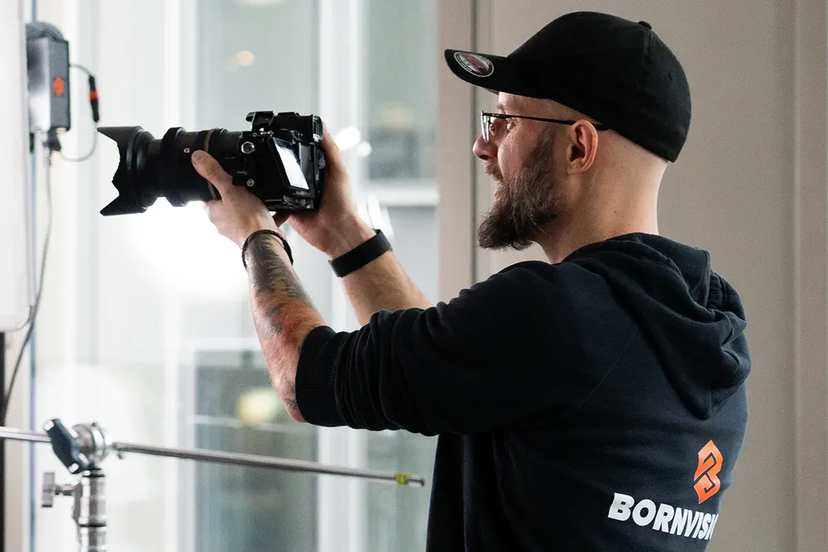 Chris Born am Set, mit der Kamera in der Hand