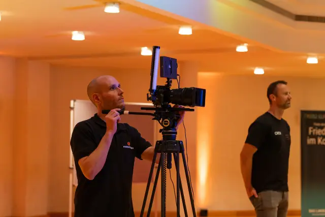 Zwei aus der Crew von Bornvisions besprechen den Ablauf am Set