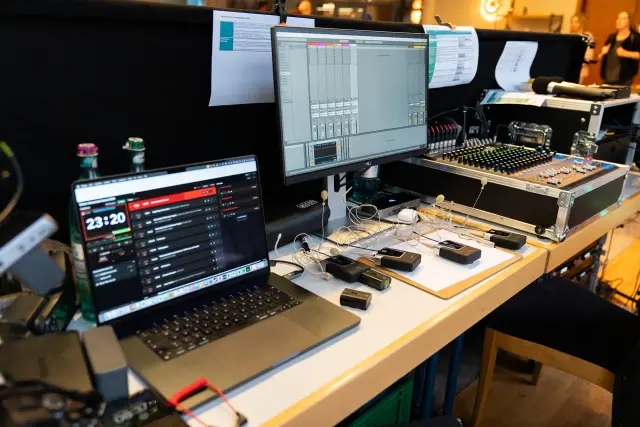 Regietisch mit Laptop, Mischpult und Streaming-Technik