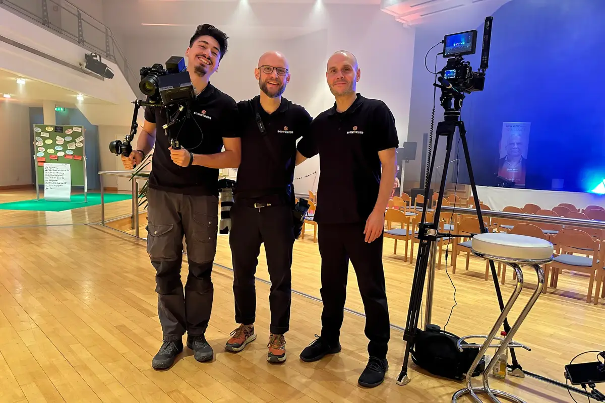 Drei Kameraleute von Bornvisions mit ihrem Equipment