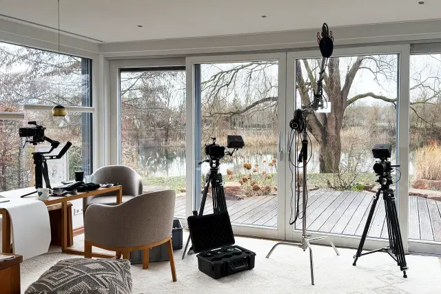 Fertig aufgebautes Set mit Kameras und Licht in einem hellen Raum