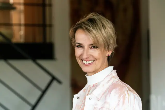 Business-Porträt einer Frau im hellen Raum