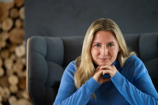 Business-Porträt einer Frau im blauen Pullover