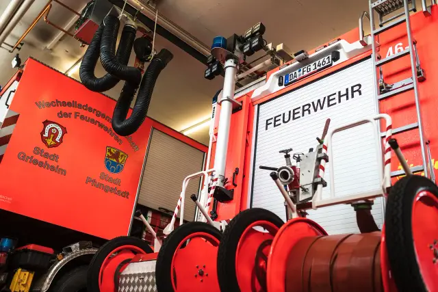 Feuerwehrfahrzeug in der Wache