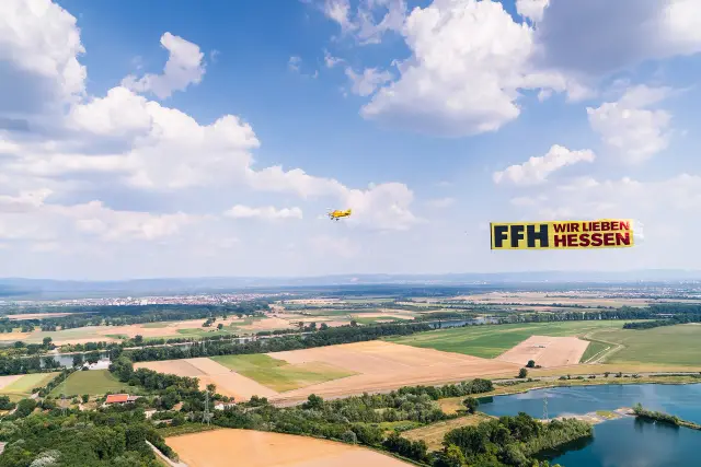 Luftaufnahme mit Werbeflugzeug über Hessen