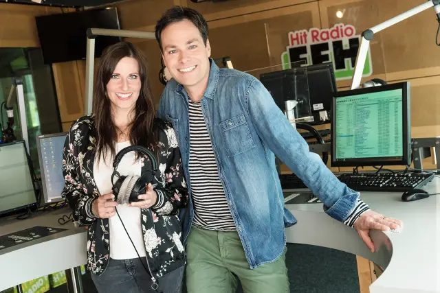 Moderatorin und Moderator im Radiostudio