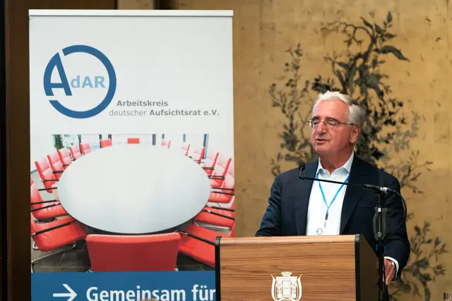 Redner am Pult bei einer Fachkonferenz