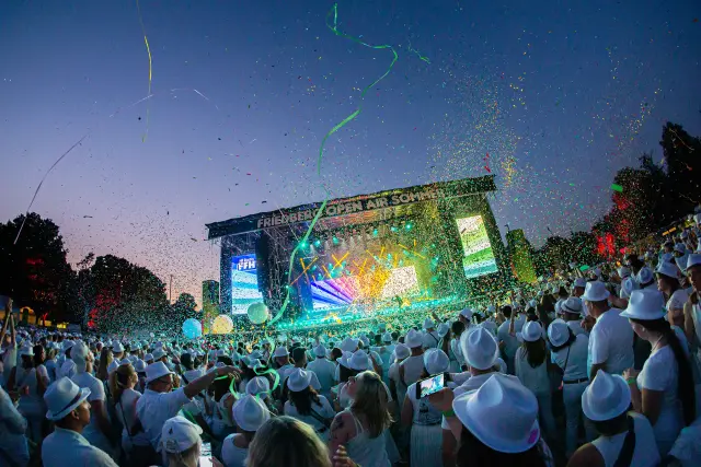 Open-Air-Bühne mit Konfetti vor großem Publikum