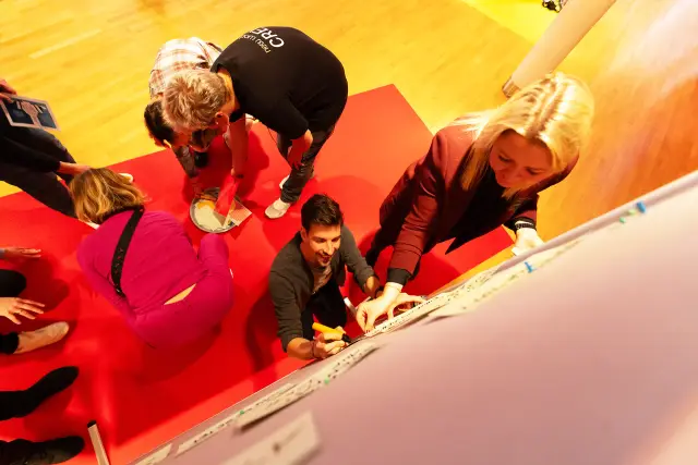 Ein Team lacht von oben in die Kamera