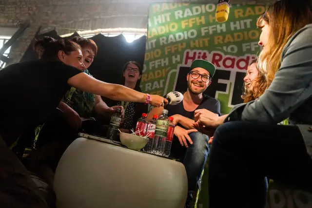 Gäste in einer Radio-Lounge