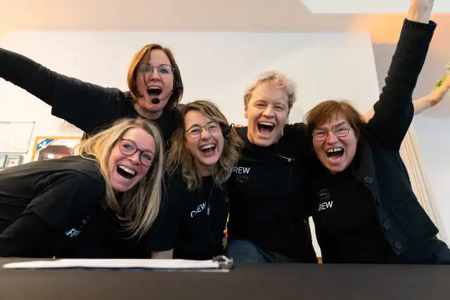 Ein Team jubelt in die Kamera