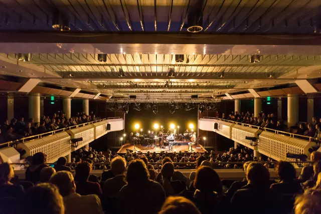 Konzertsaal mit Publikum